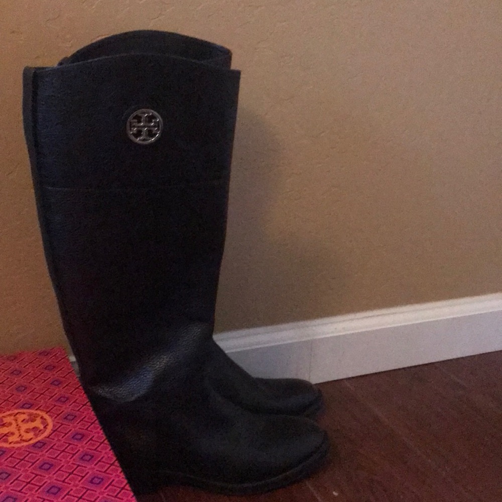 Slightly used Black Tory Burch boots